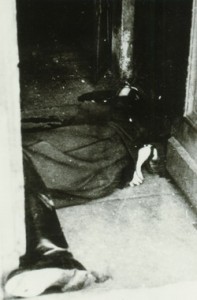 Mrtvý dozorce finanční stráže Josef Kloub ve dveřích vejprtské celnice. 
