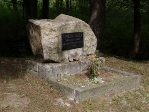 Pomníček dozorce Majzlíka z oddělení v Nových Vilémovicích, kterého henleinovci zastřelili 22. září 1938.